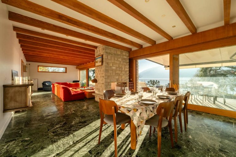 Salon et salle à manger sous les poutres, ouverts sur la terrasse