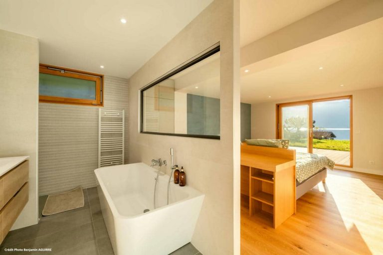 Suite 1 avec baignoire et lit double ouvert sur le jardin