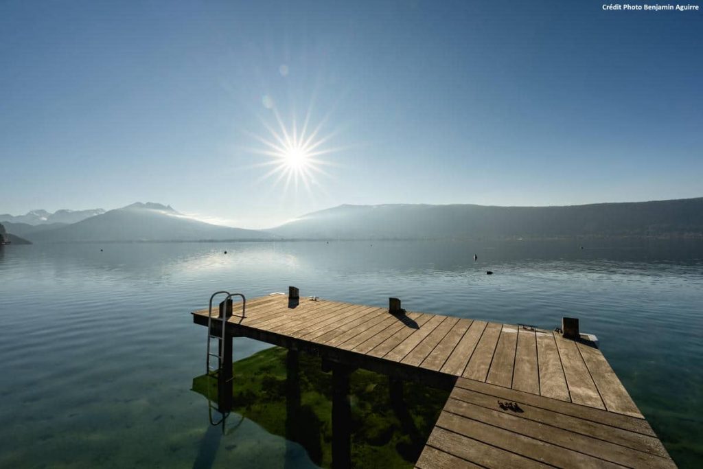 Ponton privé de la villa sur le lac d’Annecy, face aux montagnes au soleil