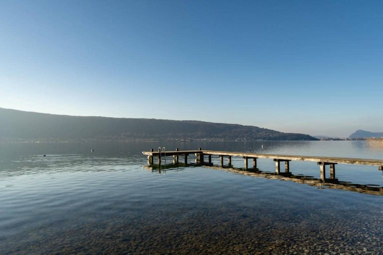 Ponton privé s’avançant sur le lac d’Annecy