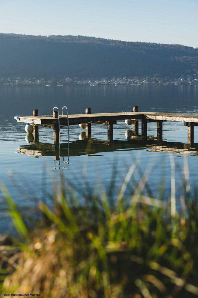 Ponton en bois sur le lac d’Annecy au petit matin
