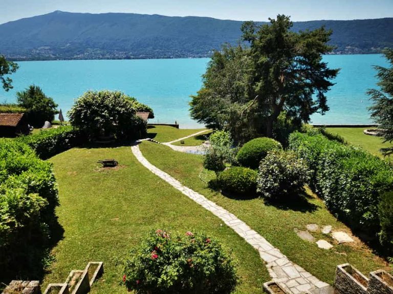 Jardin en pente descendant jusqu’au lac d’Annecy