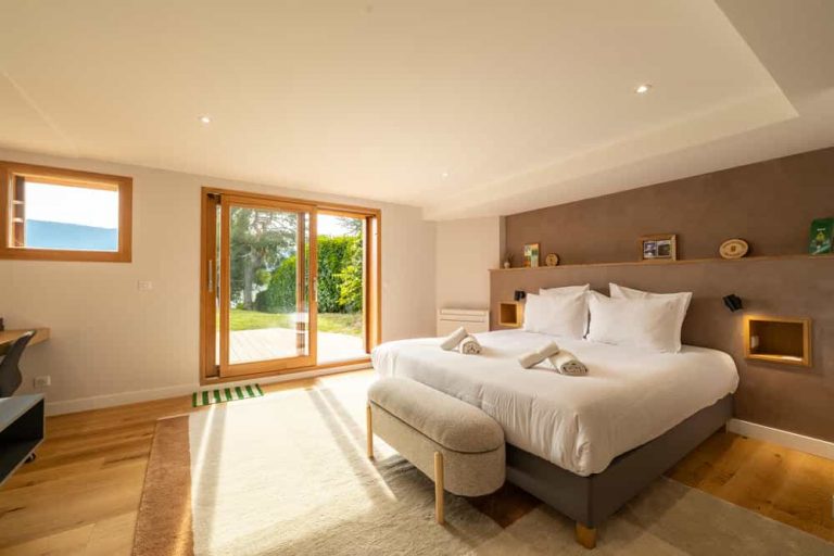 Suite 2 avec lit double et accès au jardin
