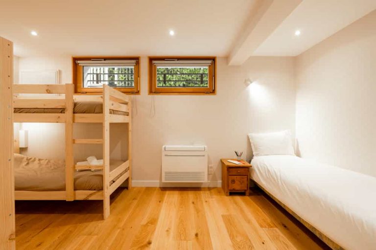 Dortoir avec lits superposés et lit simple