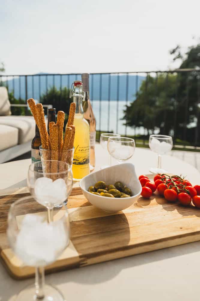 Apéritif servi sur la terrasse avec vue sur le lac
