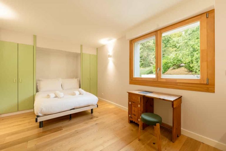 Chambre montagne avec lit double et bureau