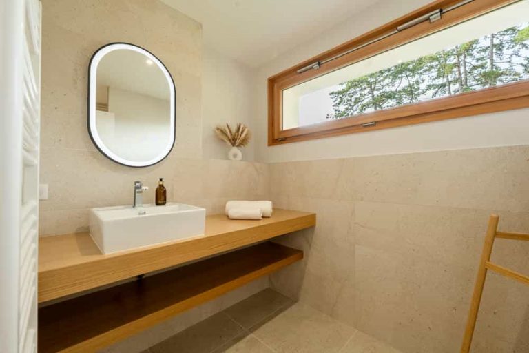 Salle de bain avec vasque et miroir rond