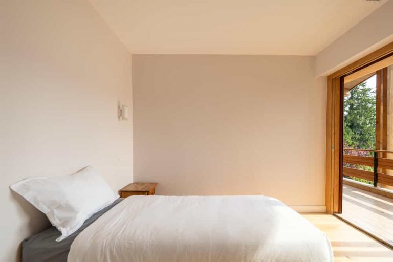 Chambre lac avec lit et balcon